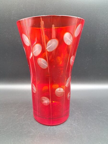Sarkana stikla vāze ar rokas gravēšanu, divkrāsains stikls. Augstums 15,8cm, diam.10cm (Stikla vaze 110)