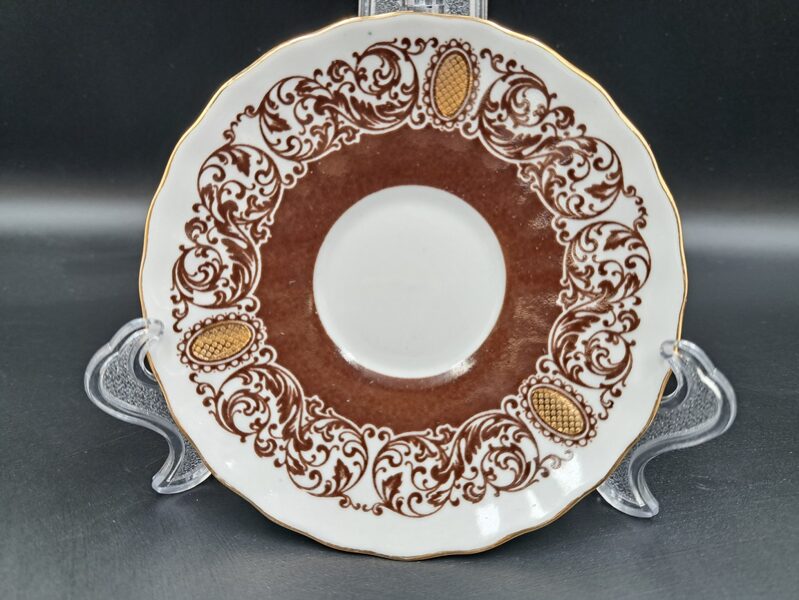 Apakštase, plānsienu porcelāna mokka kafijas servīze "VITA" ar brūnu tikliņu un zelta kamejām (Vita 70)