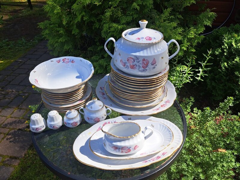 Skaistā pusdienu servīze "Māra" ar puķuzirnīšiem un bagātu zeltu, RPR (Māra pusdienu 121)