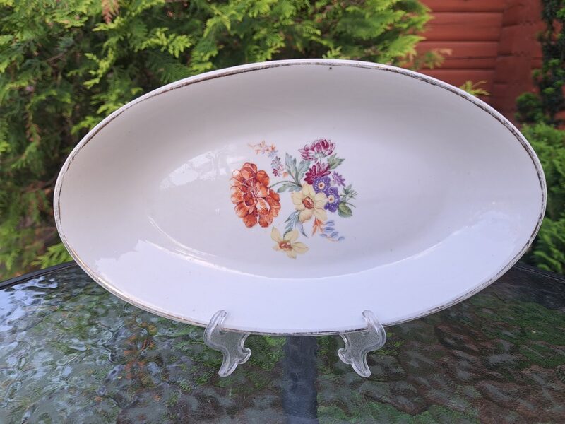 Garenais šķīvis mazais ar Meisena pušķi un zeltu gar malu, 25,5cmx14,5cm, pusdienu servīze "Gludā", PFF (Gludā 112)