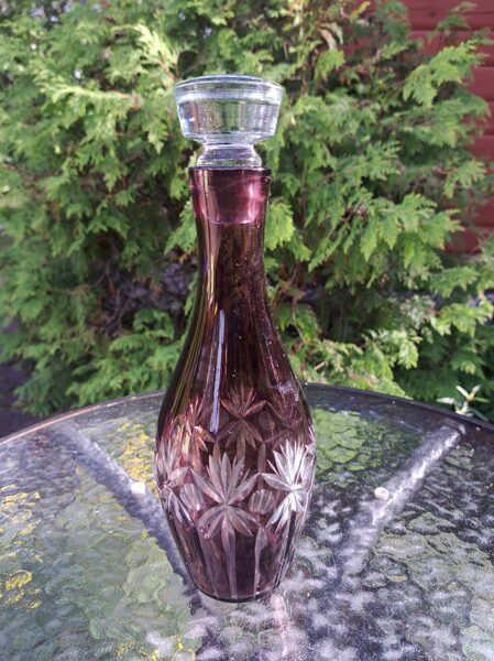 Bordo stikla karafe ar korķi, rokas gravēšana. Vāciņš ir oriģināls - caurspīdīgs un smags (Citi st 100)