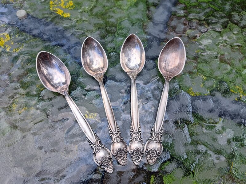 Vintāžas melhiora (vara-niķeļa sakausējums) kafijas karotes. Garums 12cm. Komplektā ir 4 karotes (Metāls 55)