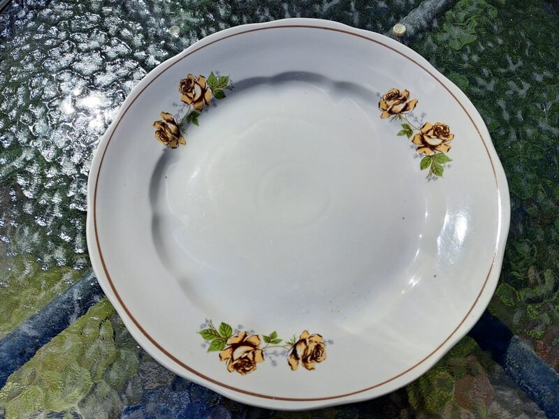 Apaļais servējamais šķīvis, d=27cm ar bēšām rozēm un brūnu apvilkumu, forma "Ārija", RPR (Ārija pusd 311)