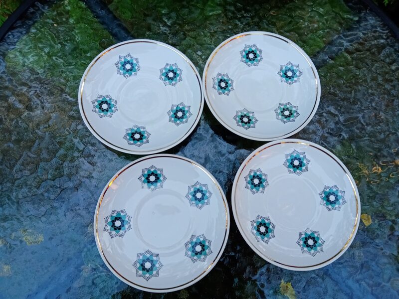 Tējas apakštases ar tirkīzā melnām puķēm, tējas servīze "Aija-2" (Aija-2 tējas 67)