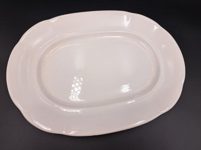 Neliels garenais servējamais šķīvis, fajanss, Kuzņecovs. Izmērs: 27,5x20,5cm (Kuzņecovs 97)