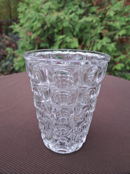 Vāzīte, presēts caurspīdīgs stikls. H=14,5cm. Diam. 11,5cm (Stikla vaze 81)