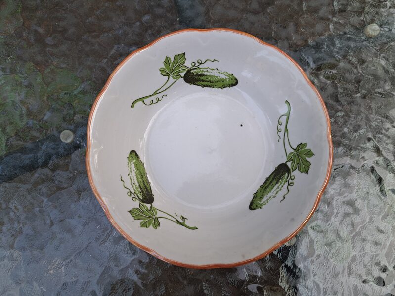 Salātu bļoda vidēja ar gurķiem, reljefa malu un bēšu lustru gar malu, RPR (Citi pusd 136)