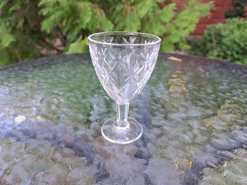 Kristāla liķiera glāzīte, presēts stikls, PSRS. Tilpums - 50ml , augstums - 9cm (Kristāls gl 58)