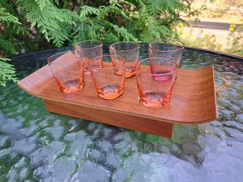 Laškrāsas stikla mazas glāzītes (25ml) uz koka paplates. 6 glāzes (Stikla gl 181)