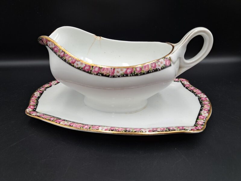 Pirmskara mērces trauks, savienots ar šķīvi, ar rožu apmali un zeltu (Vācija 133)