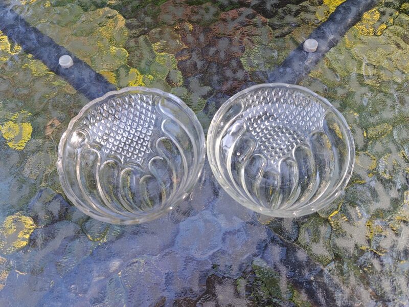 Caurspīdīgas ievārījuma bļodiņas ar reljefa rakstu. Presēts stikls (Stikls sk 202)