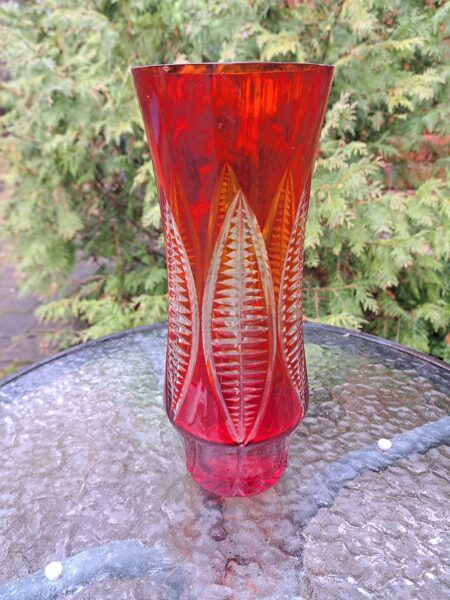 Rubīna krāsas stikla vāze ar paprdi, Strijas stikla rūpnīca, Ukraina. Augstums 30cm, mazs nošķēlums (Stikla vaze 139)