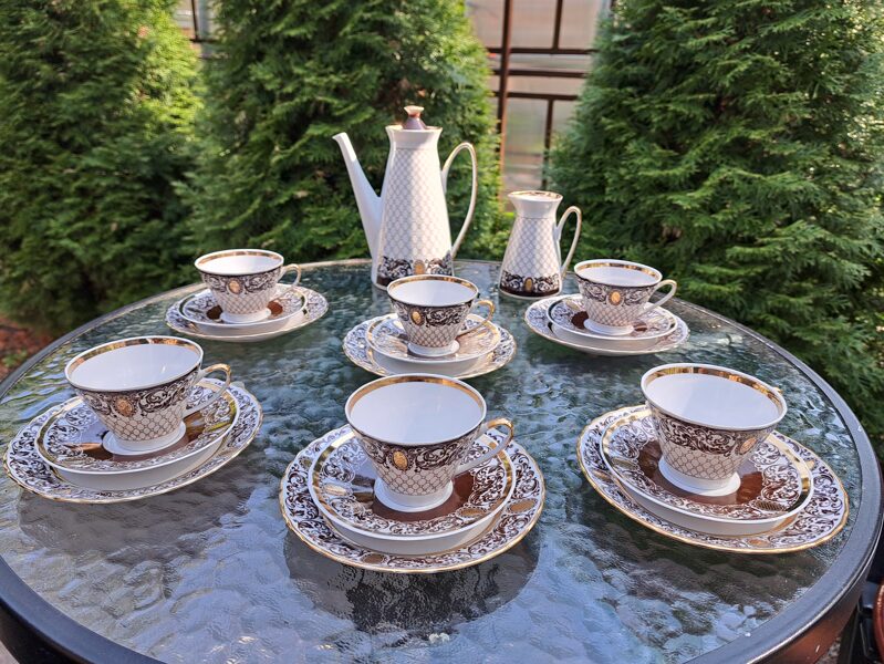 Nepilna plānsienu porcelāna mokka kafijas servīze "VITA" ar brūnu tikliņu un zelta kamejām (Vita 39)