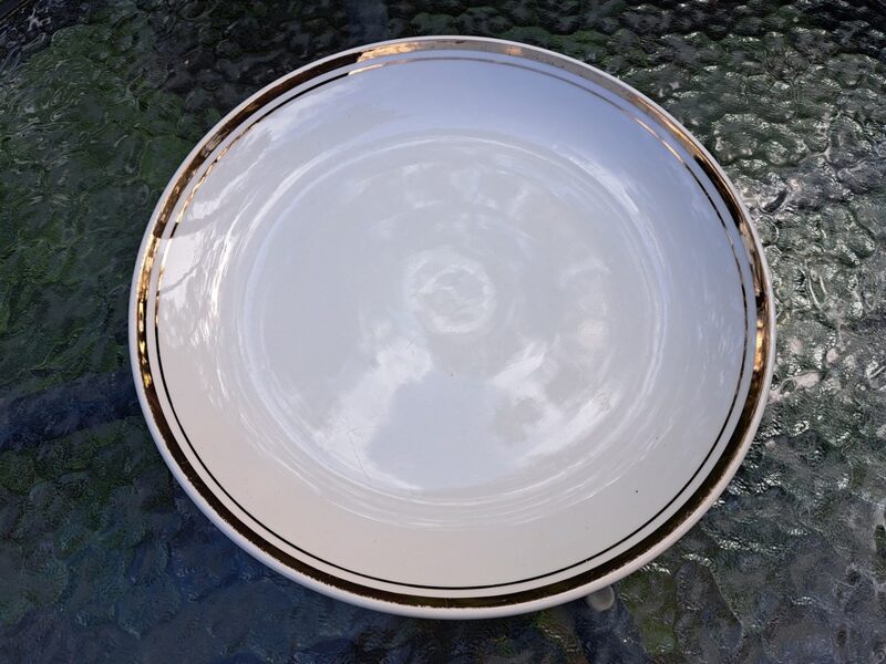 Servēšanas kūku fajansa šķīvis balts ar zeltu, PFF. 60.-ie gadi (Fajanss 21)
