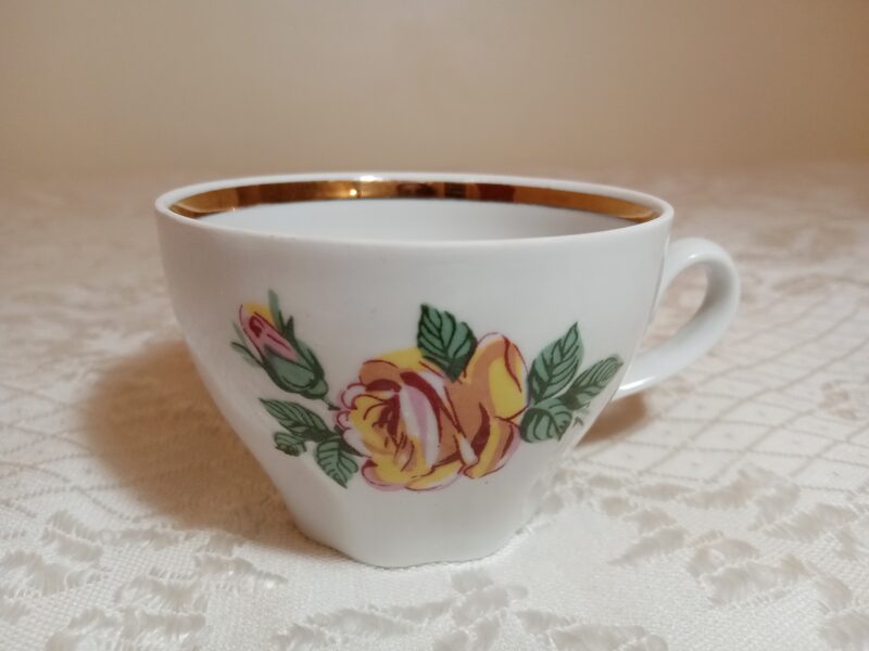 Kafijas krūzīte, kafijas servīze "Ārija" ar košām rozēm un zeltu (Ārija kafijas 46)