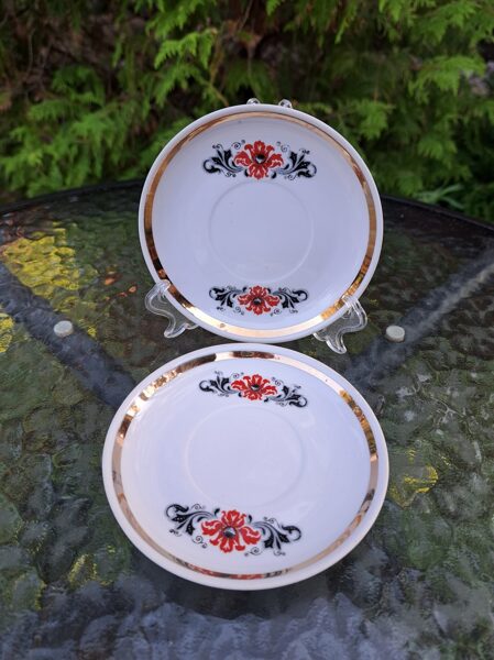 Kafijas apakštases ar magoni un zeltu, kafijas servīzes "Aija-2", RPR (Aija-2 kaf 51)