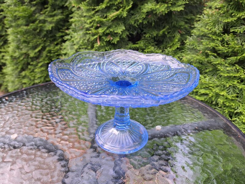 Skaists vintāžs izspiesta zila stikla augļu trauks uz kājas. D=22cm; h=13,5cm (Citi st 88)