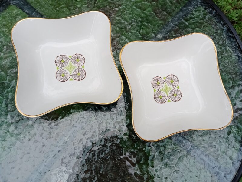 Salātu bļodas, 4-stūru forma ar zaļu un brūnu rakstu centrā, RPR. Diagonāle ir d=19cm, RPR (Citi pusd 101)