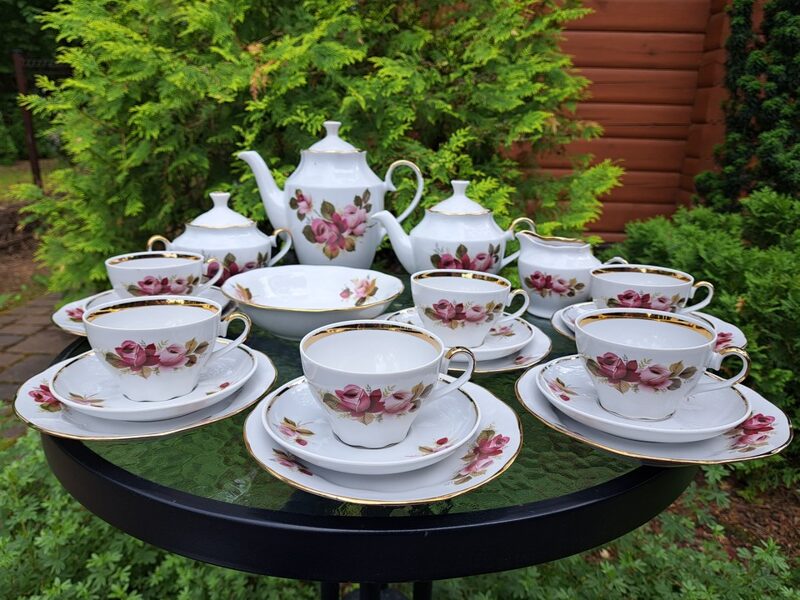 Krāšņa un reti sastopama tik pilnā sastāvā tējas servīze "Ārija" ar rožu "poļu" dekolu un zeltu, RPR (Ārija tējas 142)