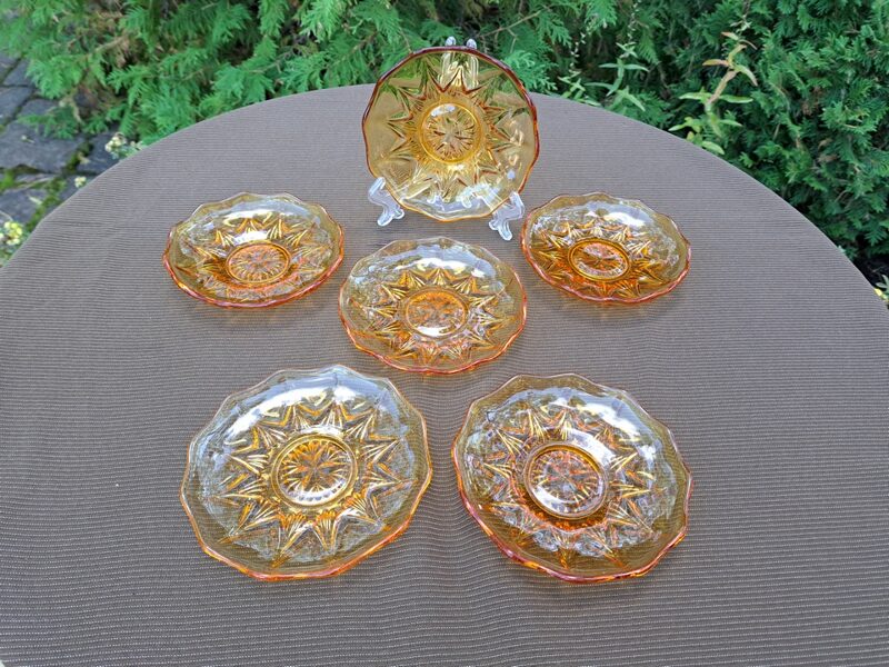 Eleganti dzintarkrāsas šķīvīši "Vija" d=12-12,5cm, Iļģuciema stikla fabrika (Stikls sk 228)