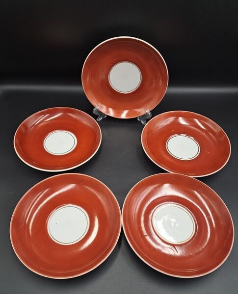 Lielās apakštases ar ķieģeļkrāsas pārklājumu un zelta riņķi centrā, RPR. Diametrs 15,6cm (Buljona 159)