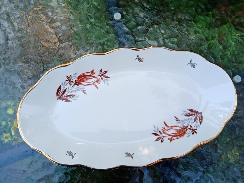 Garenais šķīvis Nr.3 ar brūnām tulpēm un zeltu, pusdienu servīze "Ārija", RPR. L=27cm (Ārija pusdienu 192)