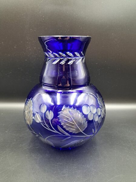 Ļoti skaista ar smalku rolas gravēsanu zila vāze. Roku darbs (Stikla vaze 88)