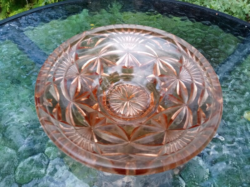 Skaista rozā saldumu bļodiņa uz kājiņas (Stikls sk 51)