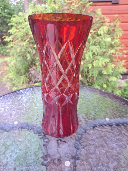 Tumši sarkana stikla vāze ar skaistu gravēšanu, Iļģuciema stikla fabrika (Stikla vaze 73)