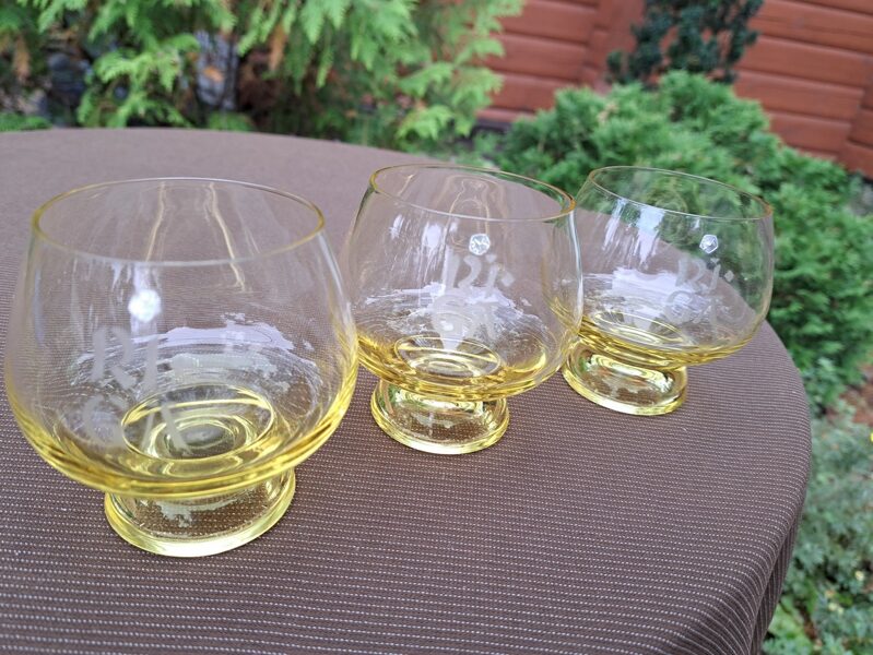 Dzeltenas konjaka glāzes ar uzrakstu "Rīga" Līvānu stikla fabrika (Stikla gl 123)