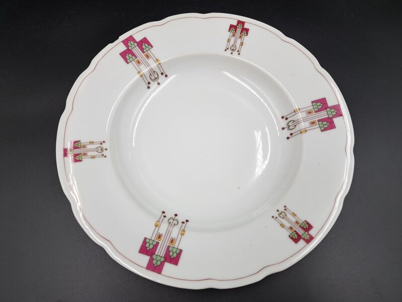 Zupas šķīvis ar dekolu jugendstilā un reljefa malu, bez zelta, robiņš; iespējams Jessen Rīga (Jessen 20)