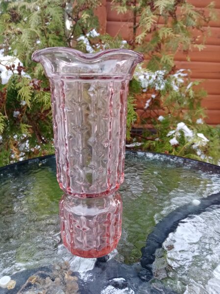 Skaista rozā stikla vāze, NEMAN (Baltkrievija) (Stikla vāze 48)