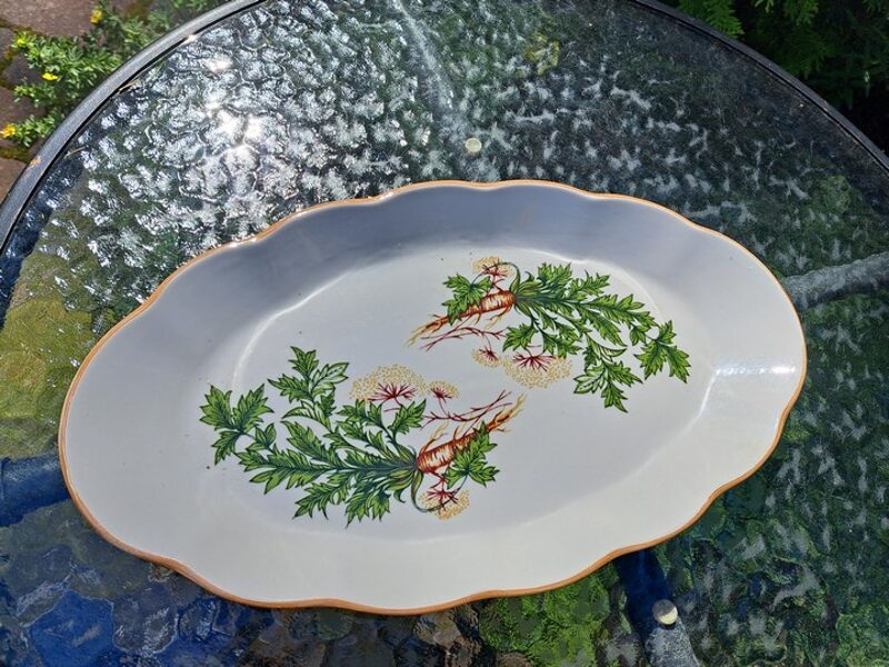 Lielias garenais šķīvis, L=36cm ar pētersīļiem un bēšu lustrētu malu, forma "Ārija", RPR (Ārija pusd 313)