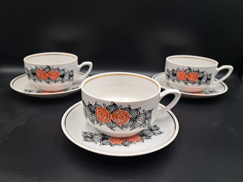 Tējas pāri (krūzīte+apakštase) ar sarkanām rozēm un melnām puķēm, tējas servīze "Aija-2", RPR (Aija-2 tējas 147)