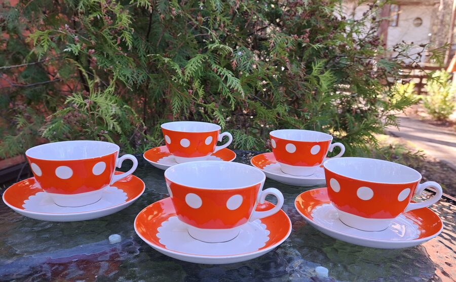 Koši sarkani duo ar baltiām pumpiņām, forma tējas "Viktorija", RPR (Viktorija t 61)