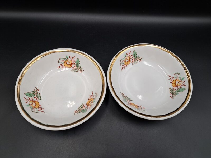 Salātu bļodiņas ar ohra krāsas puķēm un zeltu, RPR. Diam.13,6cm (Citi pusd 200)