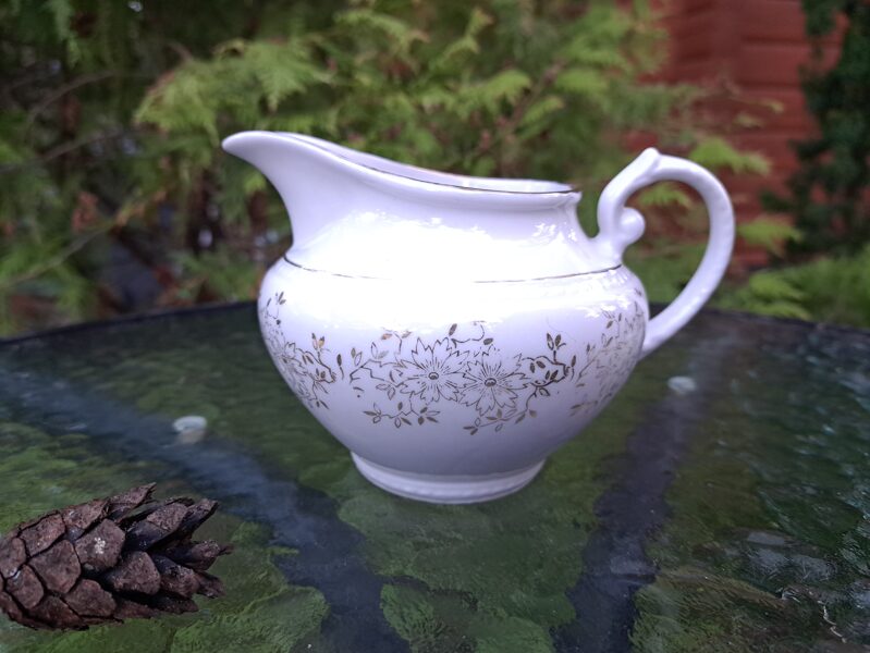 Krējuma kanniņa ar zelta puķu vainagu, tējas servīze "Laima", RPF (Laima 25)