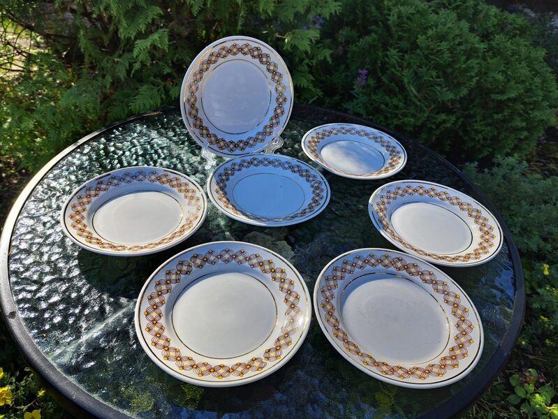 Kūku šķīvji, kafijas servīze "Aija-2" rūtaina ar dzeltenām apakštasēm, RPR (Aija-2 kaf 37)