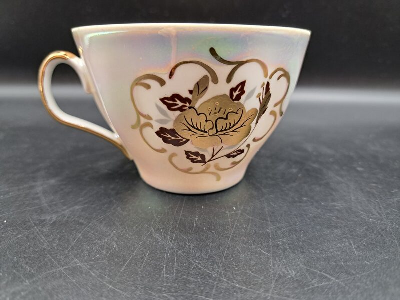 Krūzīte, tējas servīze "Sigulda" ar retu dekolu: lustrs ar zeltu rozi, plānsienu porcelāns, plaisa (Sigulda 146)