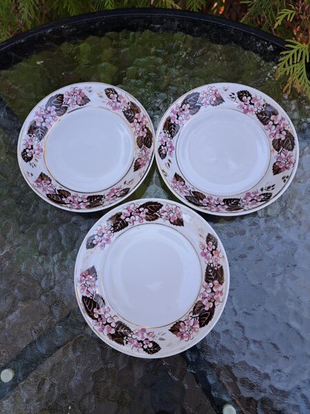 Kūku šķīvji, plānsienu kafijas servīze "Marianna" ar ceriņiem (tumšāks dekola tonis) un zeltu (Marianna 61)