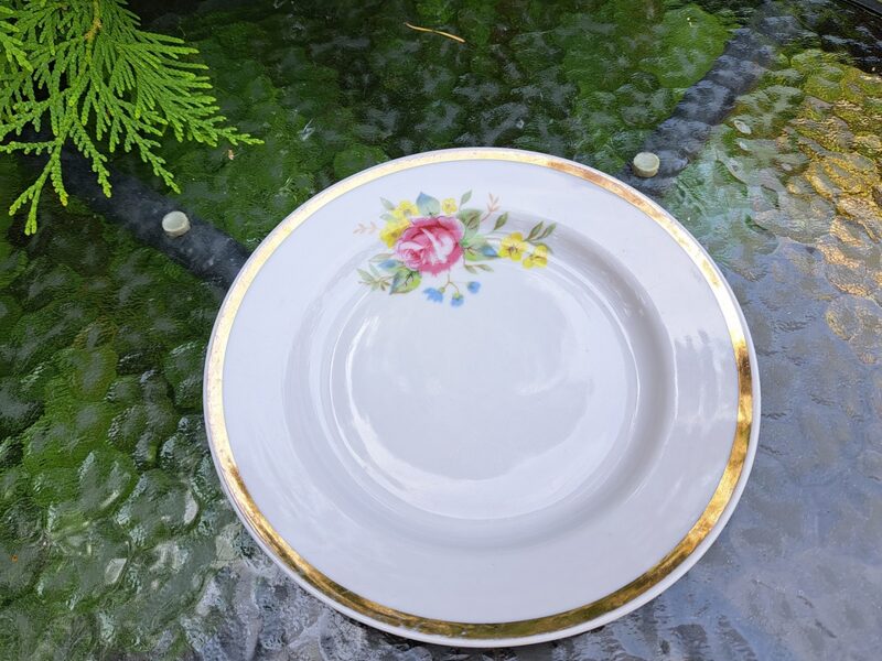 Šķīvis maizes/kūku d=17,5cm, ar košu rozi un platu zelta malu, Duļevo  (Duļevo 41)