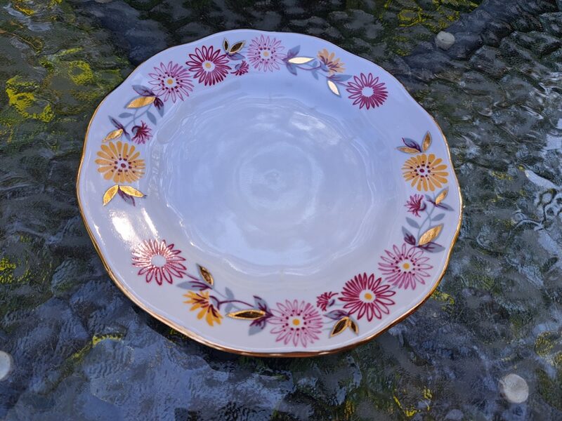 Kūku šķīvis no brīnīšķīgas kafijas servīzes "Ārija" ar rozā un dzeltenām puķēm, pelēkām lapiņām un zeltu, RPR (Ārija kafijas 121)