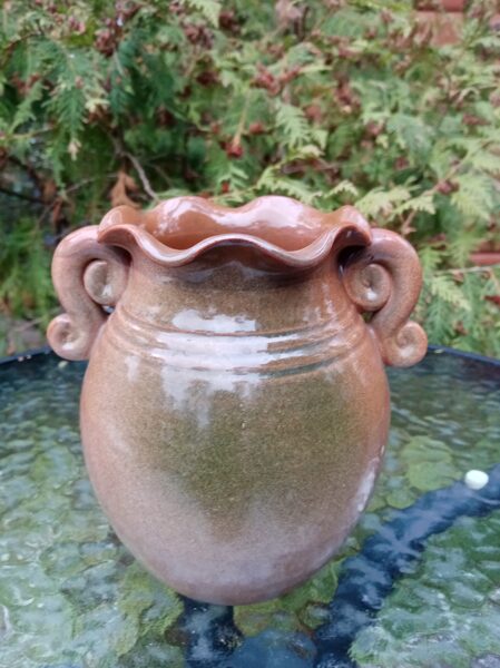 Skaista keramikas vāze gaiši brūna ar zaļu un skaistu viļņaino malu un brūnu iekšpusi (Keram 55)