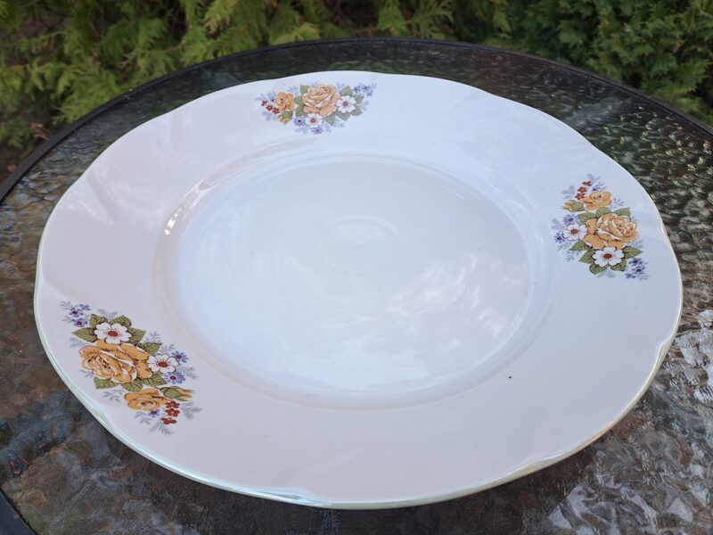 Servējamais šķīvis apaļais ar pušķim ar bēšu rozi, bez zelta ar gaiši zaļu apvilkumu gar malu, forma "Viktorija", RPR (Viktorija pusd 92)