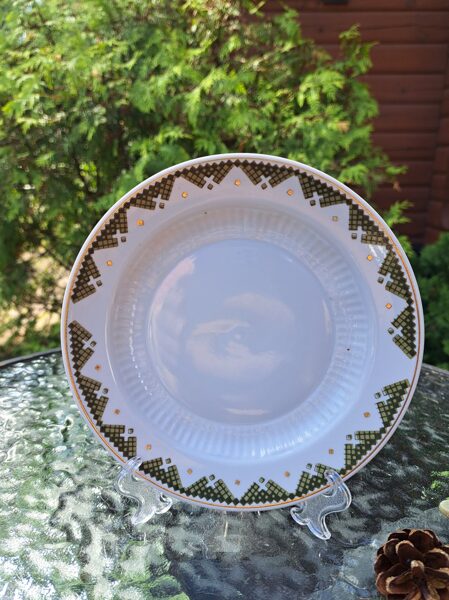 Kūku šķīvis, plānsienu servīze "Diāna" ar retu tautīsku dekolu un zeltu, plaisa, RPR (Diāna 50)