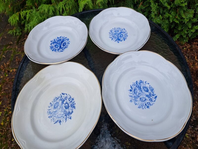 Otrā ēdiena šķīvji ar zilu pušķi centrā un zelta apvilkumu,  pusdienu forma "ROKOKO", RPF (Rokoko 193)