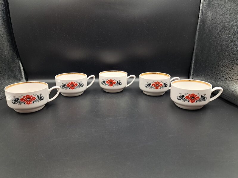 Krūzītes ar sarkanām magonēm( šķēltas ziedlapiņas) un platu zelta malu, tējas servīze "Aija-2", RPR (Aija-2 tējas 130)