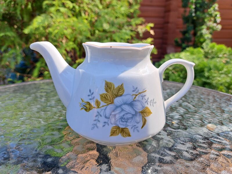 Tējkanna bez vāciņa, servīze "Karīna" ar "Ledus rozi" un bēšu lustru, RPR (Karīna 105)