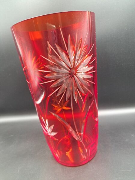 Rubīnkrāsas stikla vāze ar greznu puķu gravēšanu, divkrāsains stikls. Augstums 24,5cm, diam.13,5cm (Stikla vaze 109)