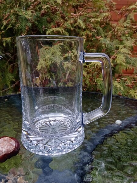 Alus kauss ar zvaigzni pamatnē, Čehija (Stikla gl 58)